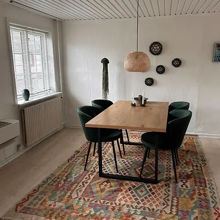 With Three Bedrooms * Vemb