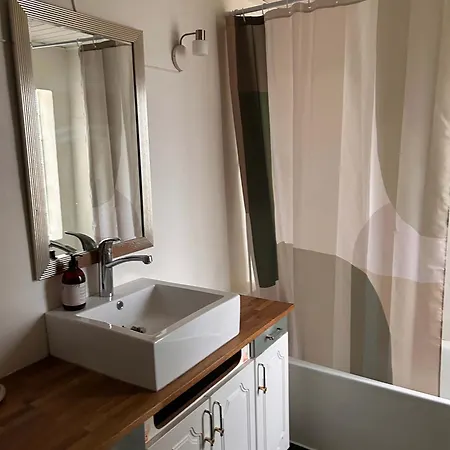 With Three Bedrooms * Vemb
