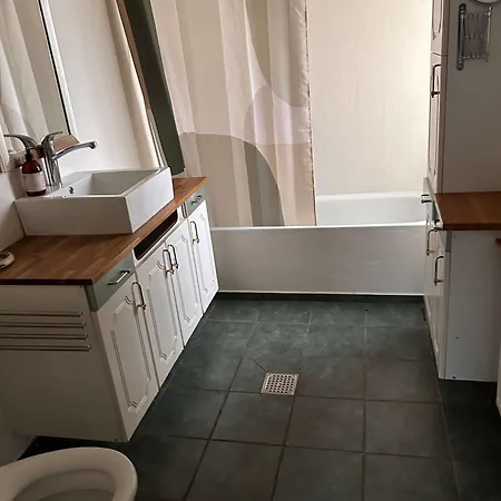 With Three Bedrooms * Vemb