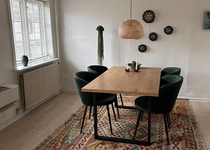 With Three Bedrooms * Vemb