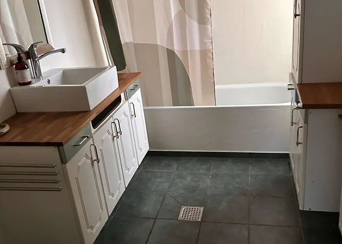 With Three Bedrooms * Vemb